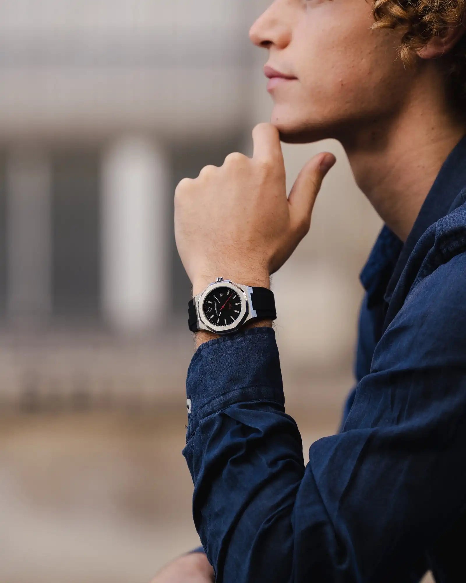 Montre cadran noir bracelet noir sur poignet homme