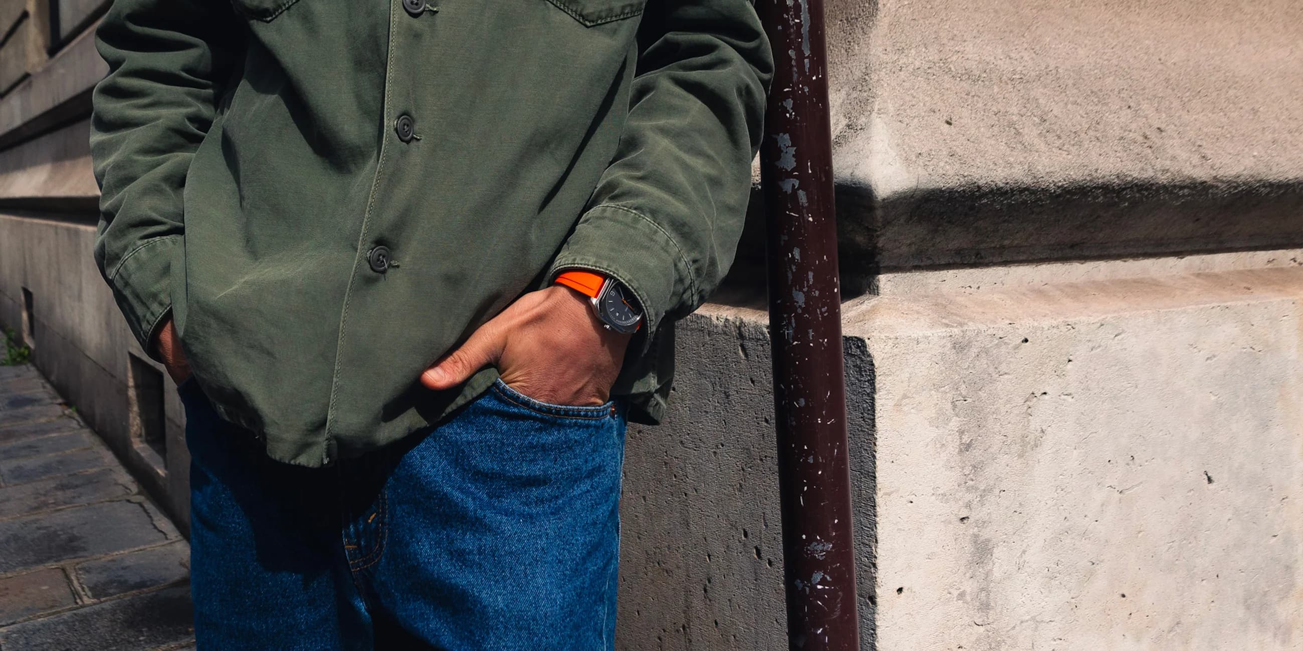 Montre Homme MTIota Bracelet Orange sur mannequin desktop