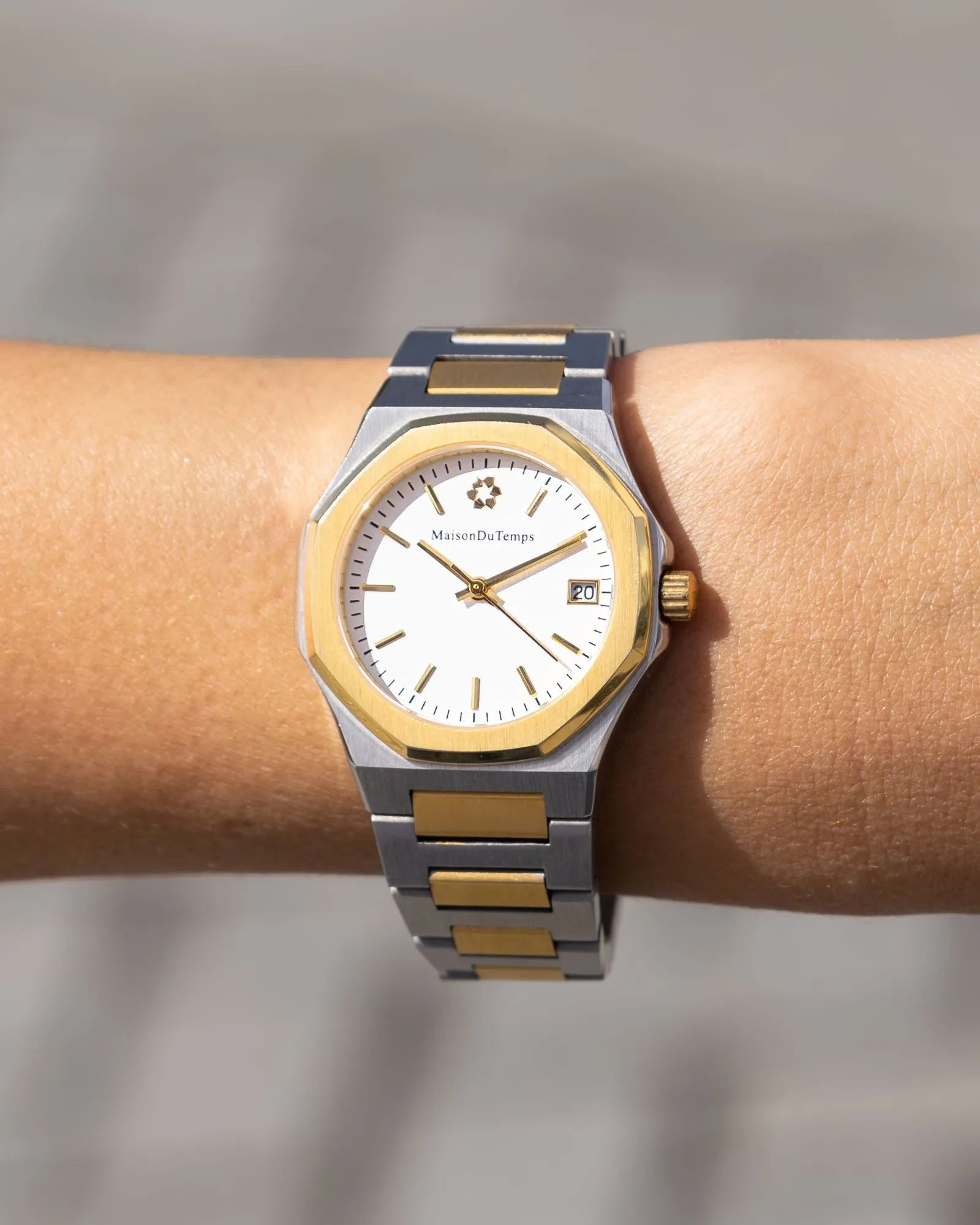 Montre MTGamma femme or jaune sur poignet - MaisonDuTemps