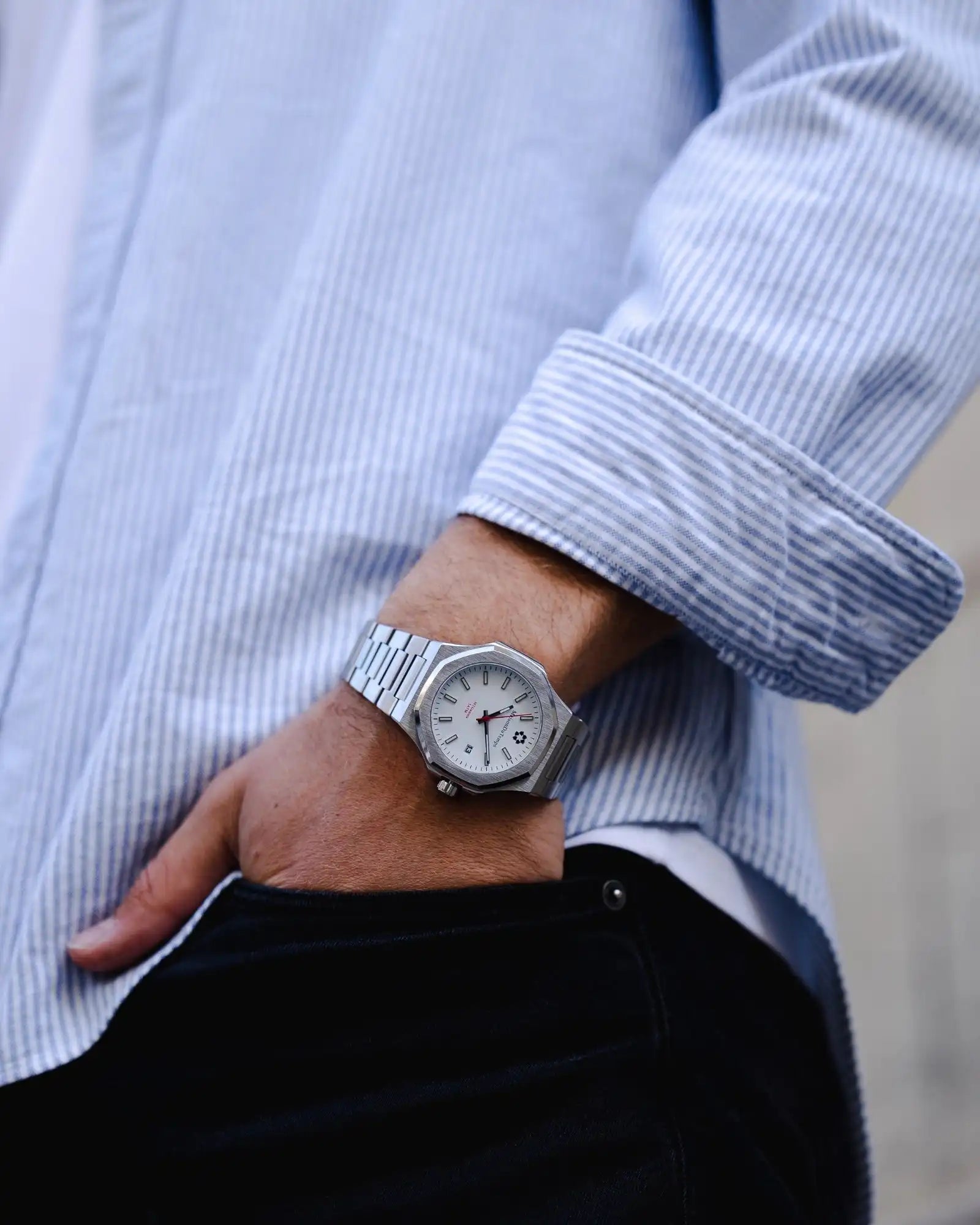 Montre pour homme de 41mm cadran blanc bracelet acier sur poignet homme