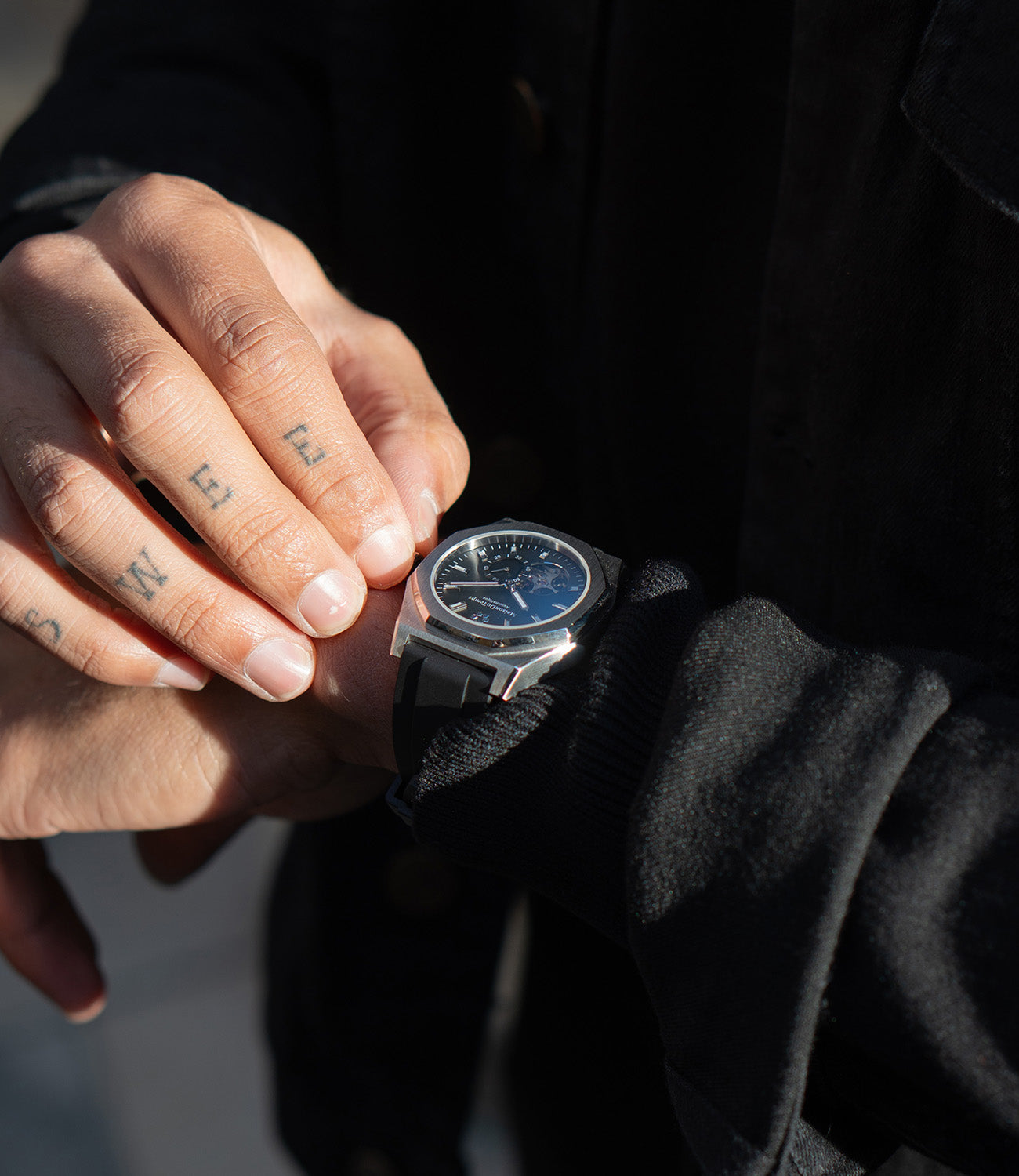 Montre MTDelta Coeur Ouvert Noir Cadran Noir Sur Mannequin