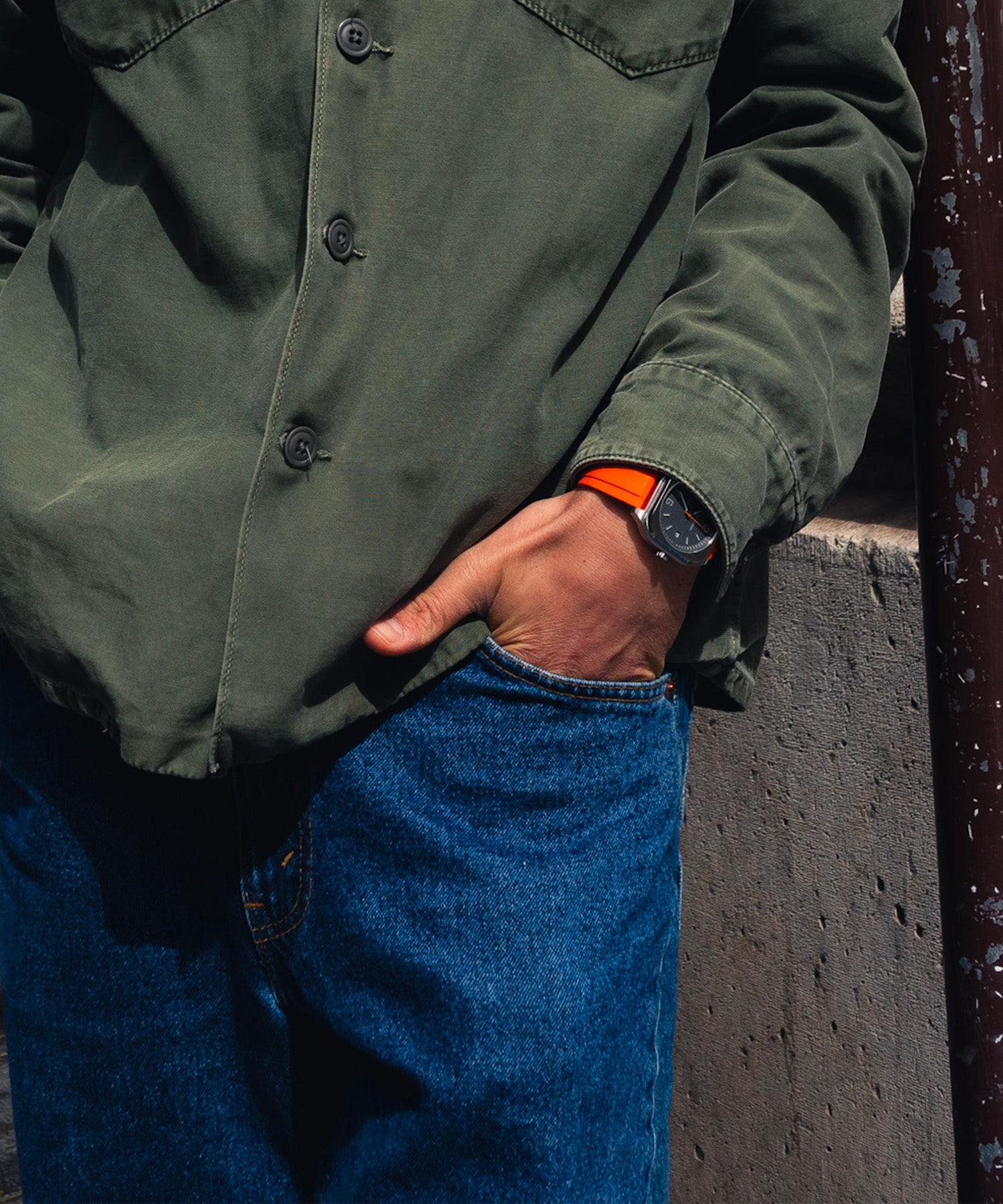 Montre Homme MTIota Bracelet Orange sur mannequin mobile