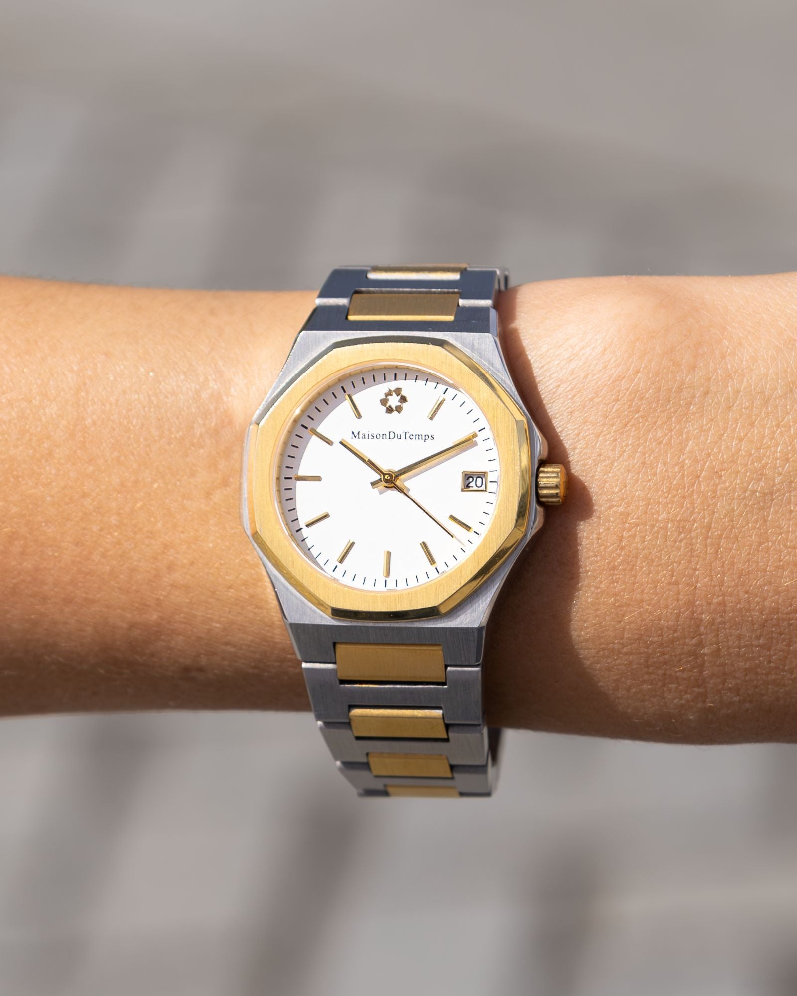 Montre MTGamma femme or jaune sur poignet - MaisonDuTemps